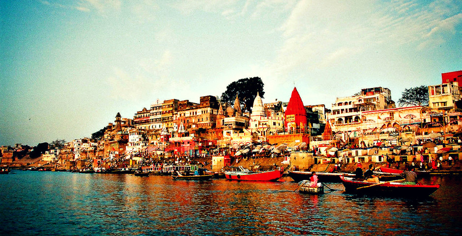 1280px-Ganges_River_bank_in_Varanasi