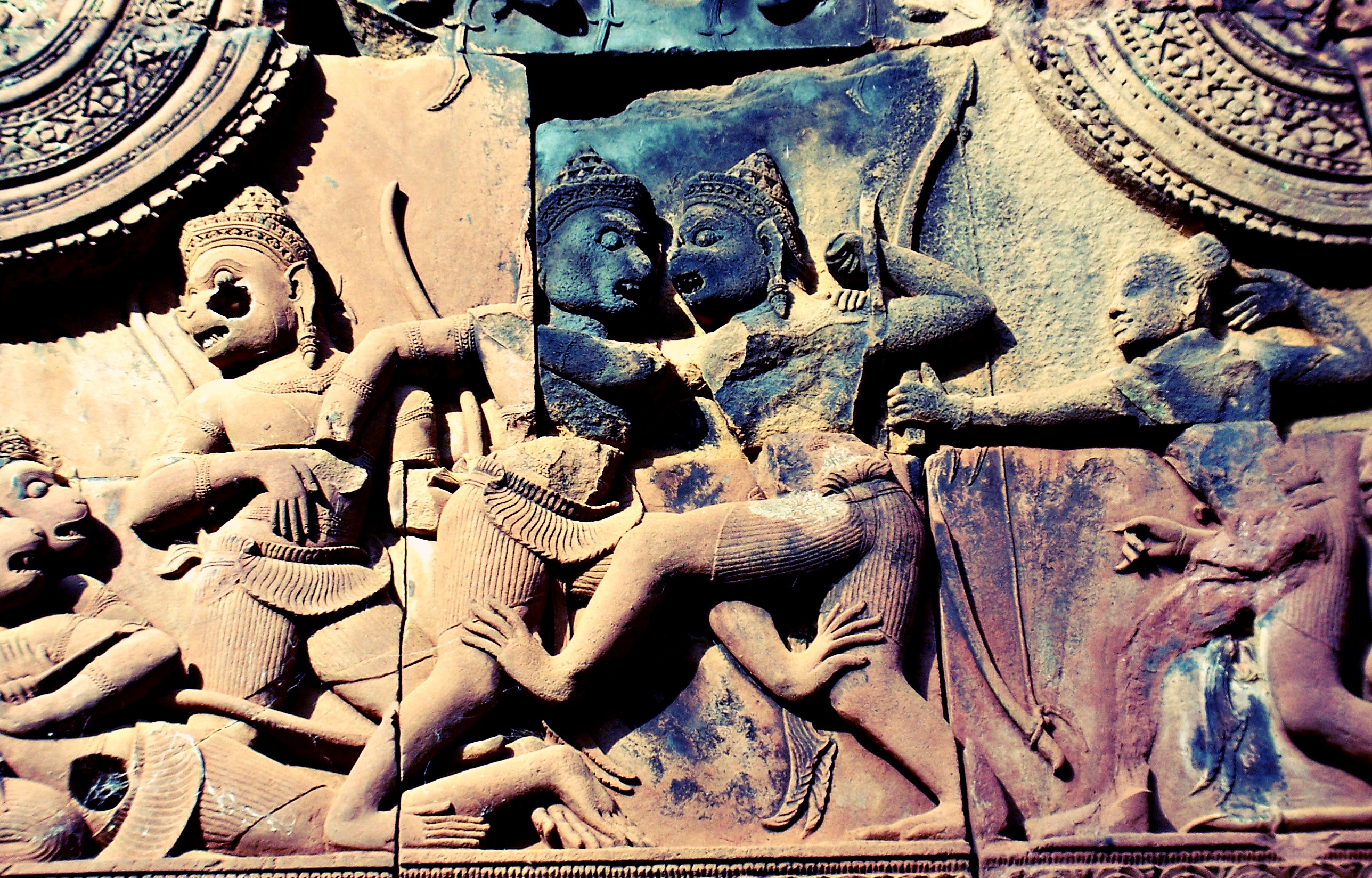 Stone_bas_relief_at_Banteay_Srei_in_Cambodia_from_front